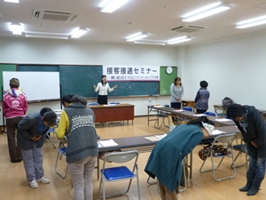 接客接遇福田氏挨拶風景縮小